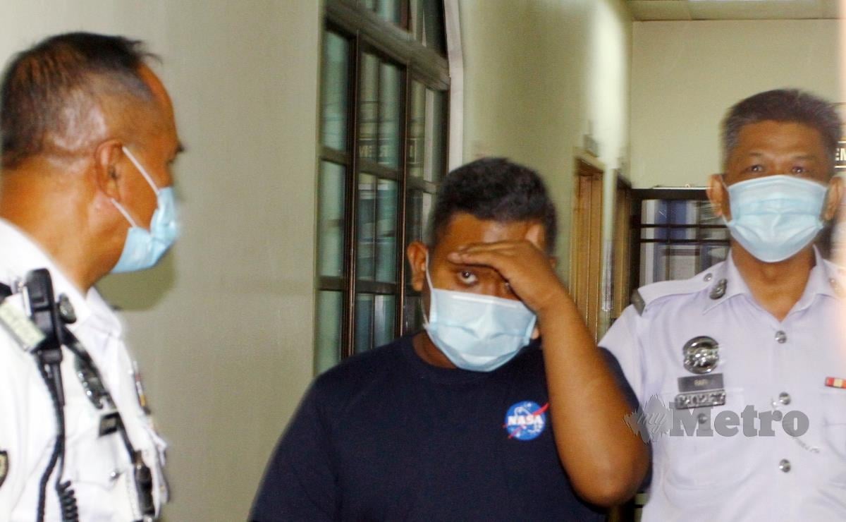 Anggota polis Trafik membawa Nuraiman Fathi Mohd Zukki tunang Nur Fatin Nasrah Suhaimi keluar dari mahkamah selepas didenda kerana membenarkan tunangannya memandu Produa Myvi tanpa lesen dan cukai jalan tamat tempoh miliknya yang menyebabkan kematian seorang anggota tentera dalam kemalangan Sabtu lalu di Mahkamah Majistret Johor Bahru. FOTO ZAIN AHMED