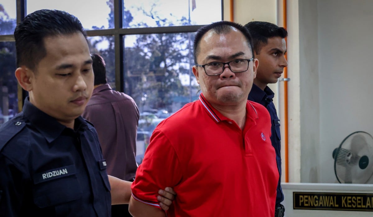 Choo (tengah) mengaku tidak bersalah di Mahkamah Sesyen hari ini atas sembilan pertuduhan pengubahan wang haram. FOTO Bernama 