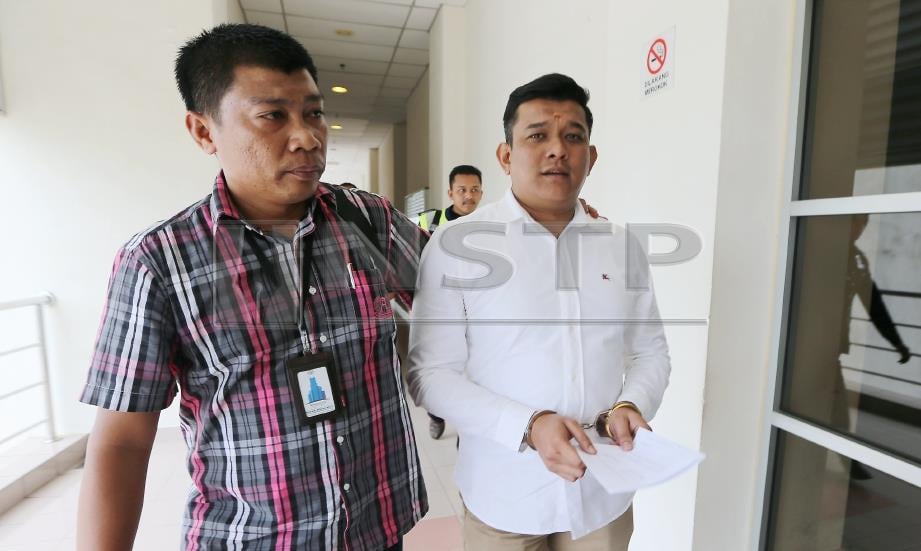 SANJEEVAN (kanan) dibawa ke Mahkamah Sesyen Petaling Jaya, hari ini. Foto OWEE AH CHUN.