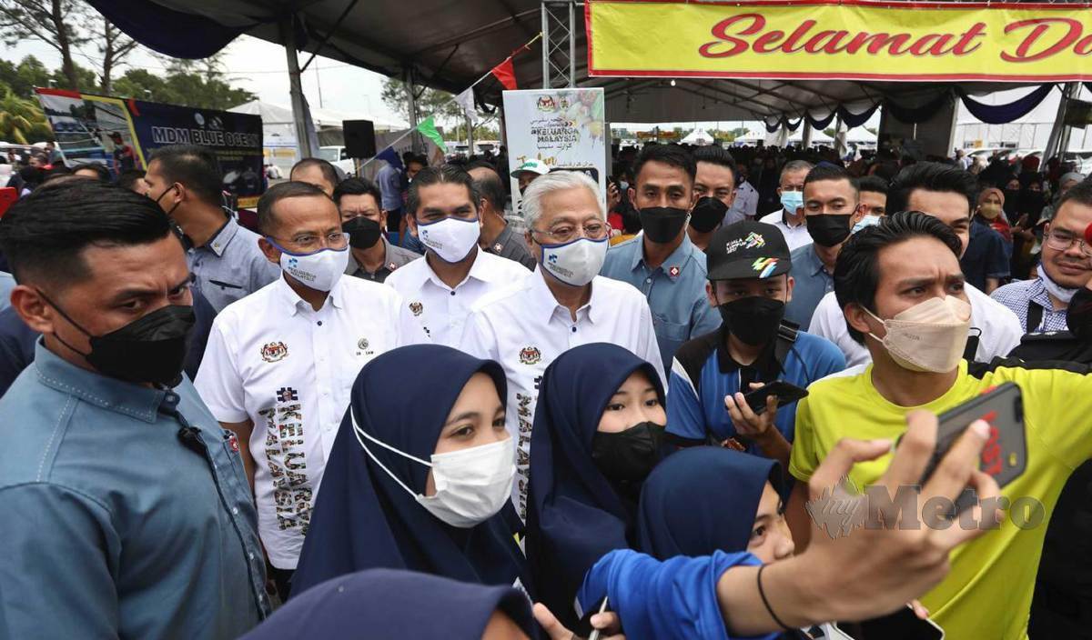 ISMAIL Sabri bergambar bersama orang ramai pada program Jelajah Aspirasi Keluarga Malaysia (AKM) di Kompleks Sukan Negeri Terengganu. FOTO Ghazali Kori