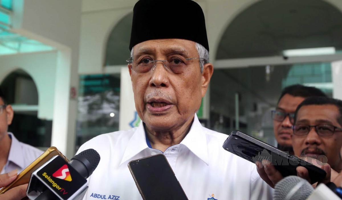 ABDUL Aziz ditemui wakil media ketika majlis pelepasan Misi Bantuan MAIS Prihatin Mangsa Banjir di Kelantan dan Terengganu di Bangunan Sultan Idris Shah, Shah Alam. FOTO Hairul Anuar Rahim