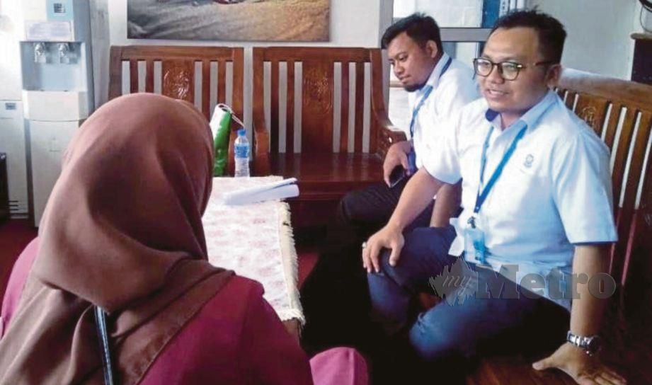 MARIAM (kiri) mengakui menyesal terjebak dengan zina ketika ditemu bual pegawai MAIS sempena Hari Kecemerlangan Pelatih dan Sambutan Aidilfitri 2019 MAIS di Sabak Bernam, hari ini. FOTO Amirul Aiman Hamsuddin.