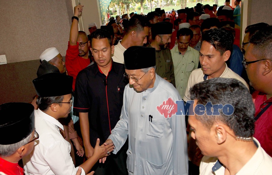 PERDANA Menteri, Tun Dr Mahathir Mohamad bersalaman bersama orang ramai yang hadir di Majlis Berbuka Puasa Pakatan Harapan Kedah di Dewan Seri Mentaloon. FOTO Sharul Hafiz Zam