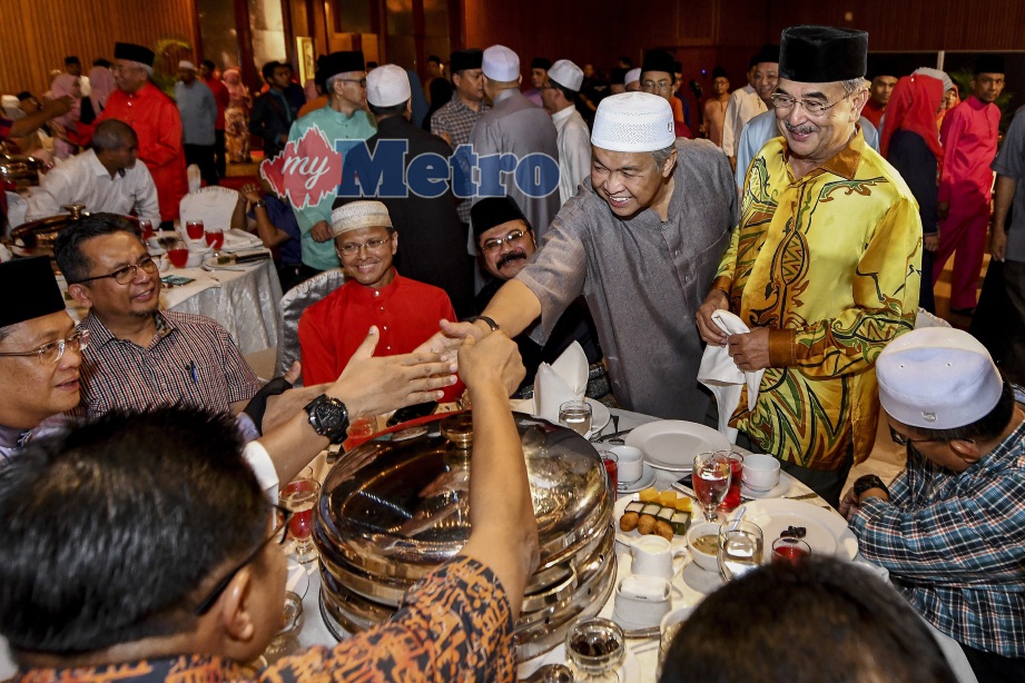 PEMANGKU Presiden UMNO Datuk Seri Dr Ahmad Zahid Hamidi beramah mesra dengan para anggota UMNO pada Majlis Berbuka Puasa UMNO Malaysia di Pusat Dagangan Dunia Putra. FOTO Bernama