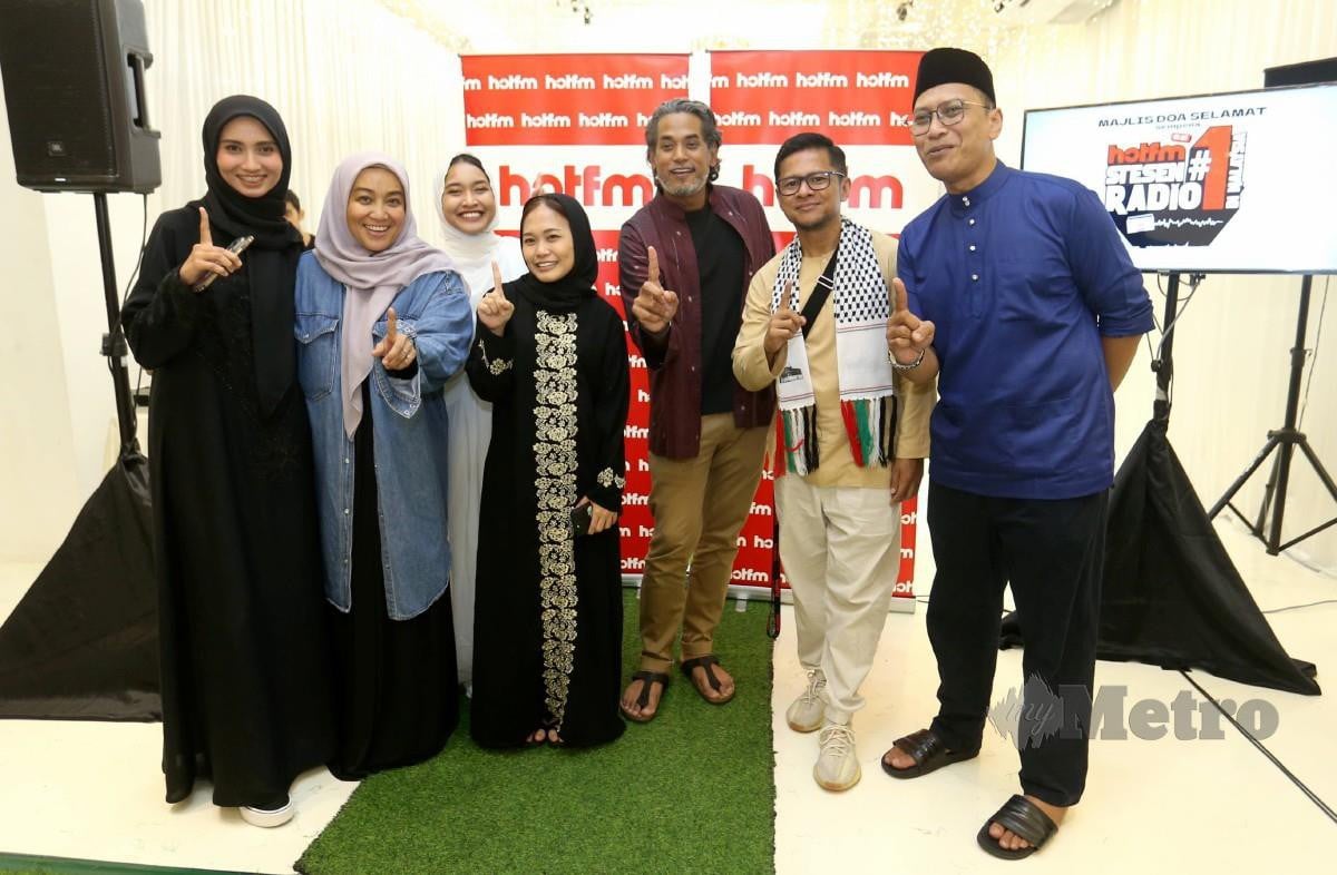 Nazri Noran (dua, kanan), bersama Penyampai Radio Hot FM ketika Majlis doa selamat sempena Hot FM Stesen Radio No 1 di Malaysia. Foto Mohamad Shahril Badri Saali