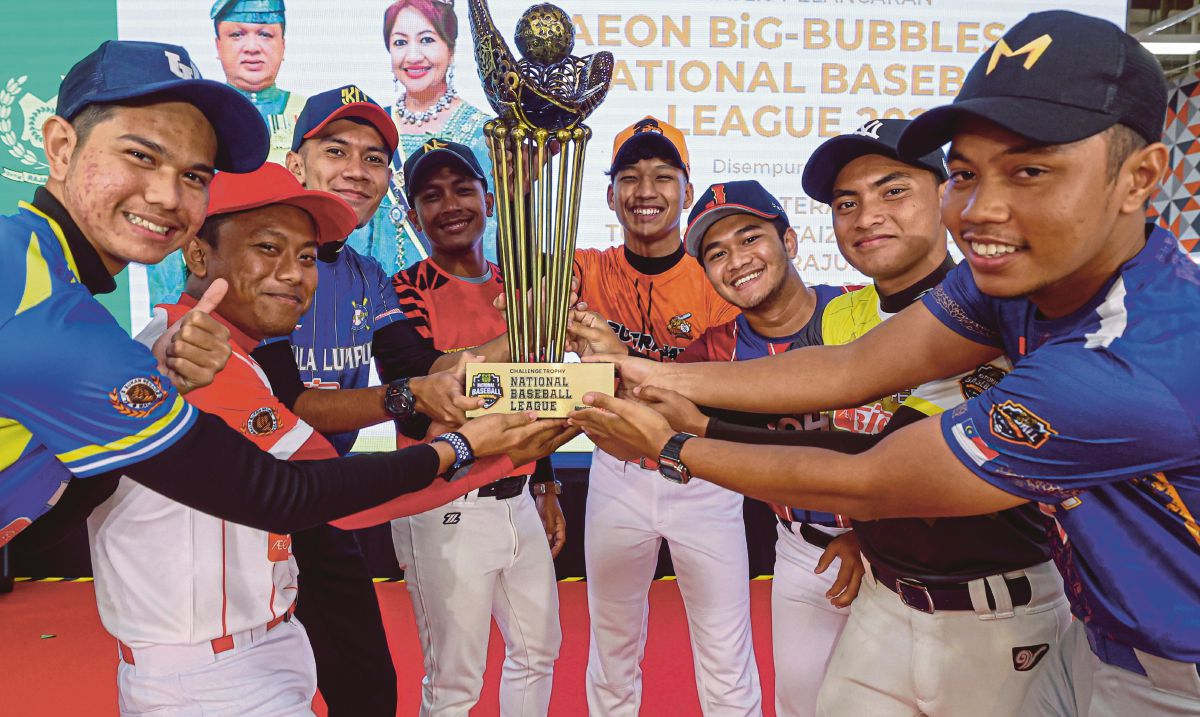 AHLI pasukan Aeon Big-Bubbles02 Liga Besbol Kebangsaan 2023 bergambar bersama piala yang akan dimenangi juara kebangsaan pada Majlis Pelancaran Aeon Big-Bubbles02 Liga Besbol Kebangsaan 2023 di sebuah pasaraya di Wangsa Maju. FOTO Bernama