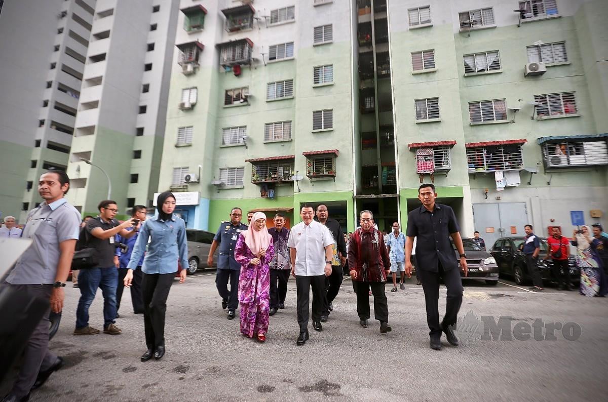 Kor Ming dan Wan Azizah ketika lawatan ke PPR Seri Malaysia. FOTO Azhar Ramli