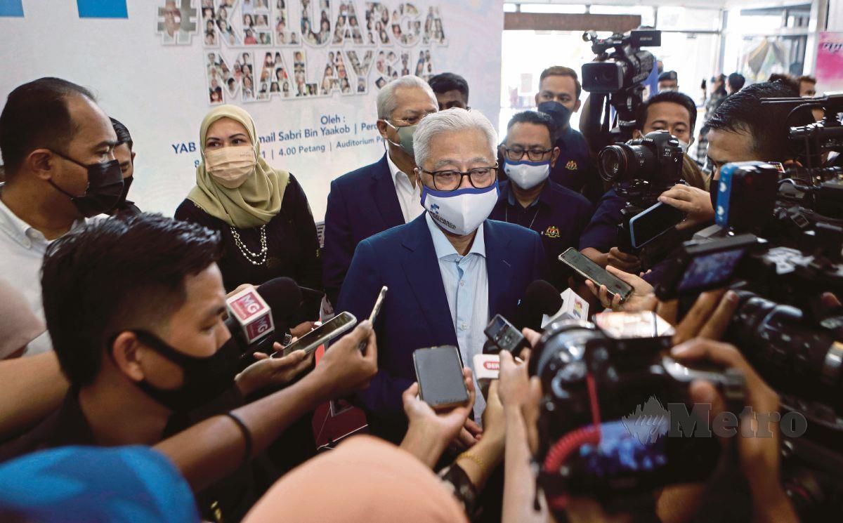 ISMAIL Sabri membunyikan hon sebagai simbolik pelepasan Skuad Keluarga Malaysia secara maya pada Majlis PraPelancaran #Keluarga Malaysia di Angkasapuri, Kuala Lumpur, hari ini. FOTO AIZUDDIN SAAD