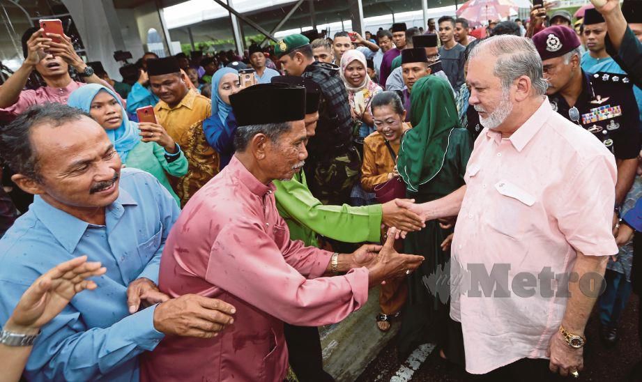 SULTAN Ibrahim Iskandar berkenan dan beramah mesra dengan rakyat yang hadir memeriahkan majlis Rumah Terbuka Aidilfitri Istana Johor di Istana Pasir Pelangi, Johor Bahru, hari ini. FOTO  Mohd Azren Jamaludin. 