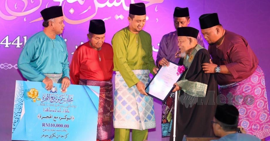 DR Sahruddin (tiga dari kiri) menyampaikan sijil kepada Ishak (dua dari kanan), hari ini. FOTO Mohd Azren Jamaludin.