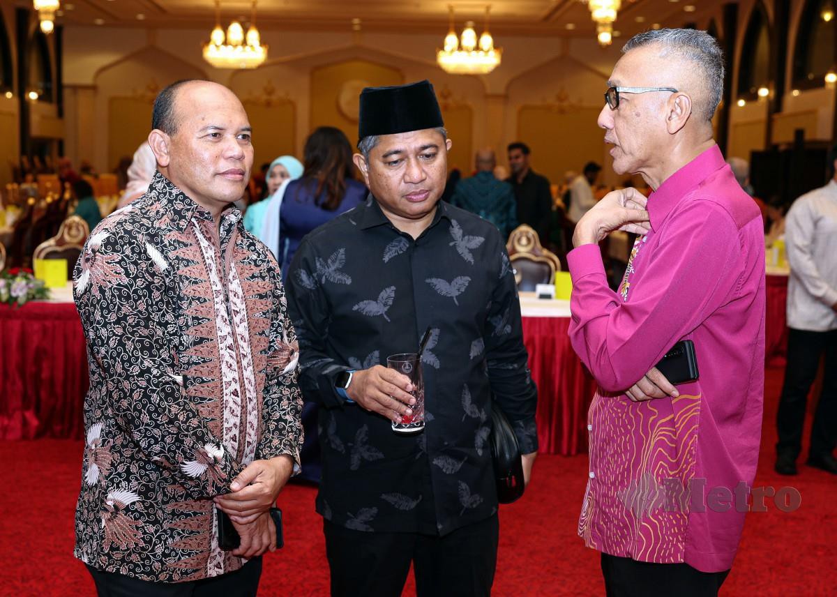 AHMAD Zaini (kanan), Husain (kiri) dan Pengarang Kumpulan Berita dan Hal Ehwal Semasa Rangkaian Televisyen Media Prima Bhd, Kamaruddin Mape antara pengamal media yang hadir pada majlis santapan malam bagi meraikan kira-kira 300 pengamal media sempena sambutan Hari Wartawan Nasional (HAWANA 2023) di Istana Iskandariah malam ini. FOTO Bernama