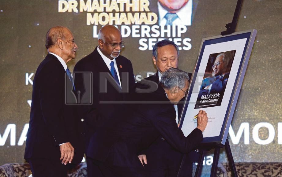 DR Mahathir menandatangani dan seterusnya melancarkan buku bertajuk Malaysia: A New Chapter di Kuala Lumpur, malam tadi. FOTO Mohamad Shahril Badri Saali.