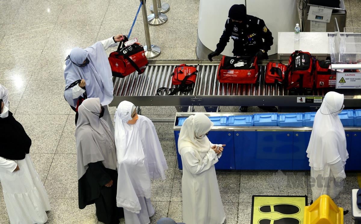 Jemaah haji membuat daftar masuk ketika Program Makkah Route di Lapangan Terbang Antarabangsa Kuala Lumpur. FOTO MOHD FADLI HAMZAH