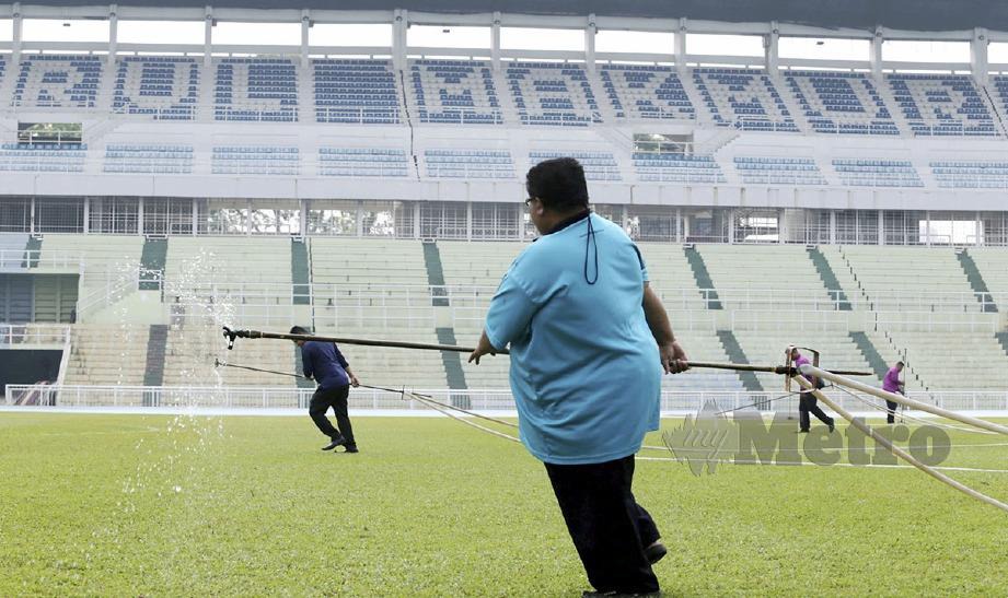 PEKERJA Perbadanan Stadium Darul Makmur menyelenggara rumput agar menepati piawai yang dibenarkan. FOTO Zulkepli Osman