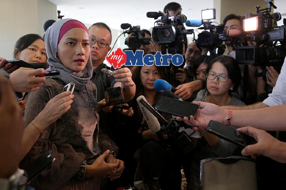 SALAH seorang ahli keluarga mangsa MH370 berkata sesuatu kepada media selepas selesai sesi penerangan mengenai insiden MH370 di Putrajaya. FOTO/ REUTERS 