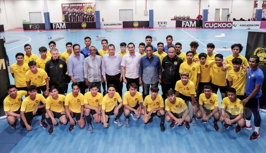 REEZAL (tengah) bergambar bersama pengurusan dan pemain Malaysia bawah 19 ketika meninjau perkembangan terkini pasukan Malaysia Bawah 19 membuat persiapan bagi kejohanan Piala AFC 2021 di Wisma FAM, Petaling Jaya. FOTO Hazreen Mohamad 
