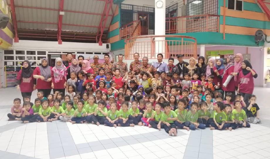 SEBAHAGIAN kanak-kanak dan peserta program pengungsian bangunan terbesar secara serentak di 95 taska seluruh Selangor. FOTO Ruwaida Md Zain