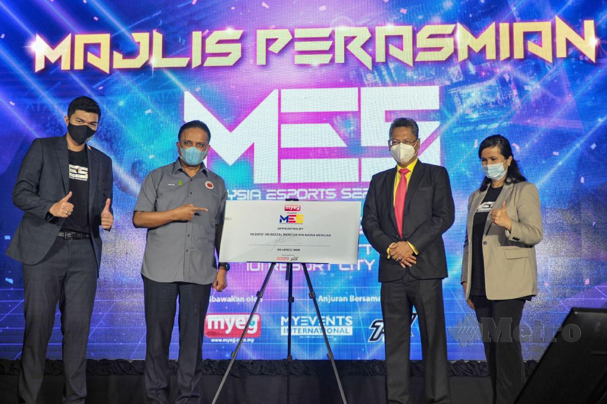 Reezal Merican (dua dari kiri) menunjukkan plak pelancaran Siri E-Sukan Malaysia 2021. FOTO Aizuddin Saad