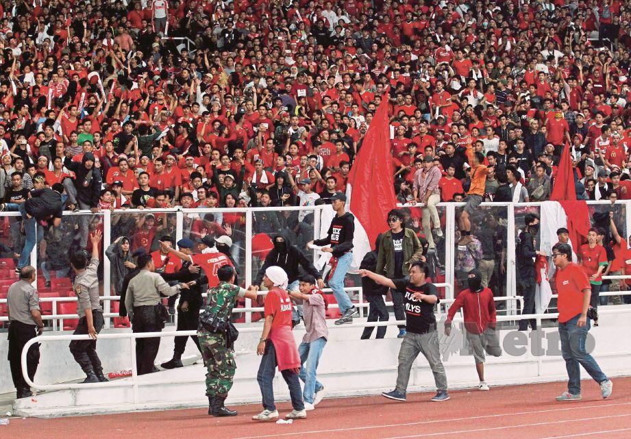 AKSI penyokong Indonesia mula memasuki padang pada perlawanan pusingan kelayakan Piala Dunia 2022 antara Malaysia menentang Indonesia di Stadium Gelora Bung karno.