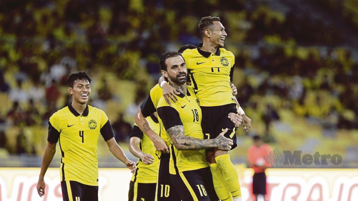FAISAL (kanan) didukung oleh de Paula selepas menjaringkan gol ketika menentang Brunei. FOTO AIZUDDIN SAAD