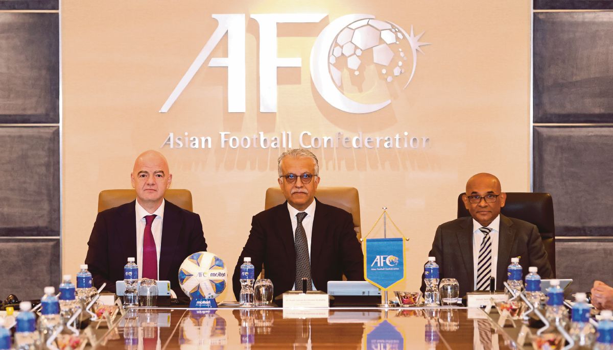 SHEIKH Salman (tengah) bersama Infantino  (kiri) ketika menghadiri mesyuarat eksekutif AFC di Kuala Lumpur, semalam. 