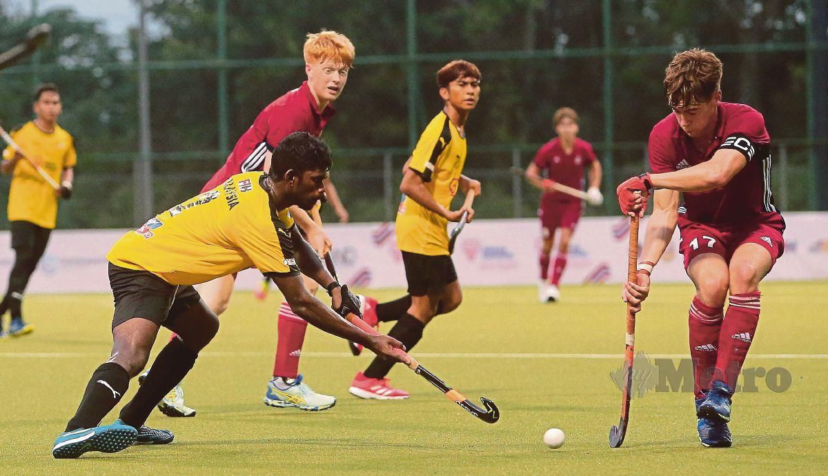 AKSI pemain negara (jersi kuning) ketika menentang Great Britain di kejohanan Piala Sultan Johor, baru-baru ini. FOTO NUR AISYAH MAZALAN