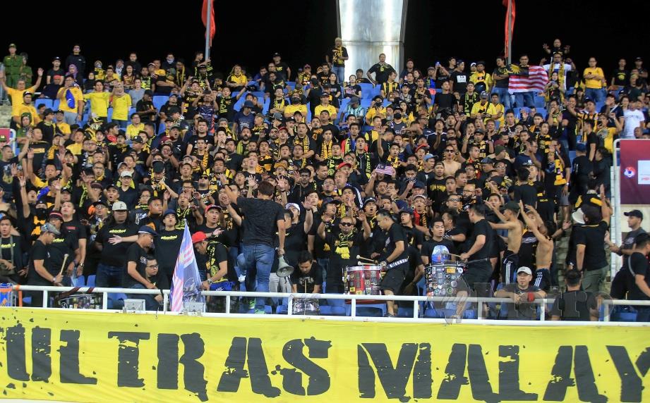PENYOKONG  Ultras Malaya memberi sokongan padu kepada pasukan negara di  Stadium My Dinh, malam ini. - FOTO Mohd Yusni Ariffin