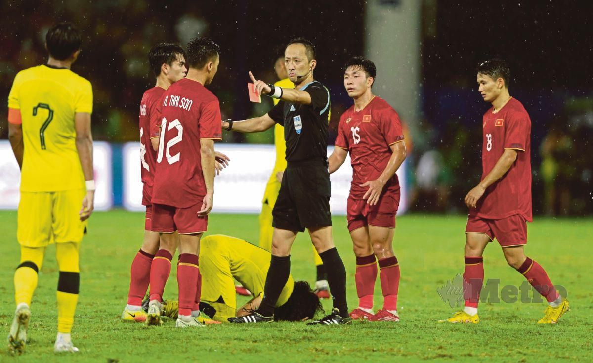 JUMPEI melayangkan kad merah kepada pemain negara ketika menentang Vietnam.   