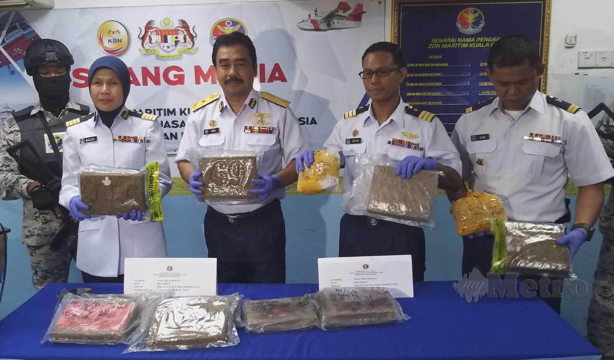 ROMLI (tiga kiri) menunjukkan dadah ganja dan syabu yang dirampas dalam sidang media di Pejabat APMM Zon Maritim Kuala Perlis, Kangar. FOTO Aizat Sharif