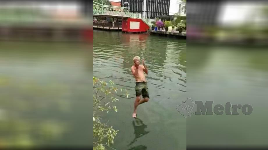 VIDEO tular aksi pelancong asing terjun ke Sungai Melaka yang mengundang bahaya kerana mandi di laluan operasi bot Melaka River Cruise. FOTO IHSAN PEMBACA