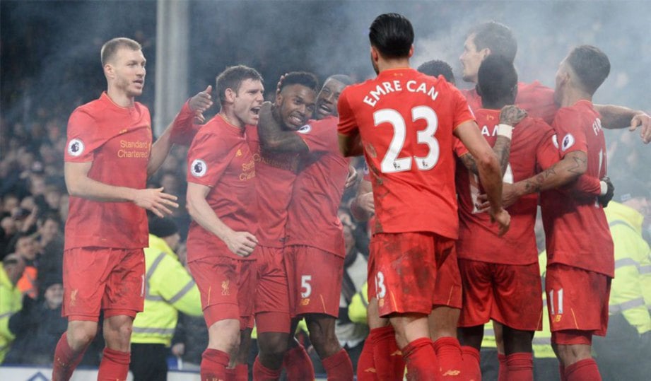 MANE (tiga dari kiri) meraikan kemenangan Liverpool bersama rakan sepasukan. FOTO AFP