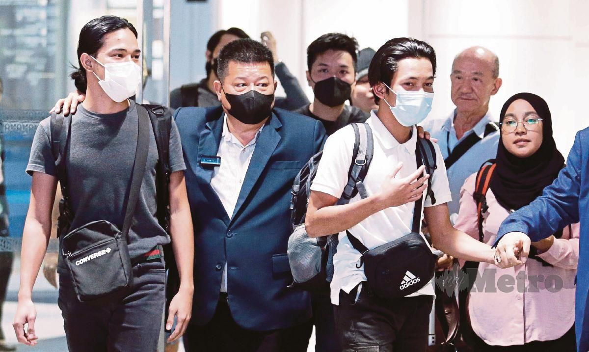 Sim Chon Siang (dua dari kiri) bersama sebahagian enam orang rakyat Malaysia yang diselamatkan ketika tiba di Lapangan Terbang Antarabangsa Kuala Lumpur (KLIA), Sepang. FOTO AIZUDDIN SAAD