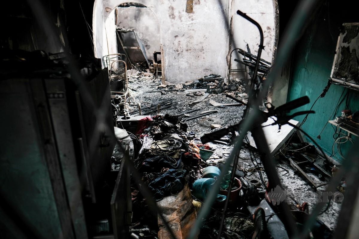 KEADAAN rumah yang hangus terbakar mengorbankan dua beradik. FOTO Hazreen Mohamad