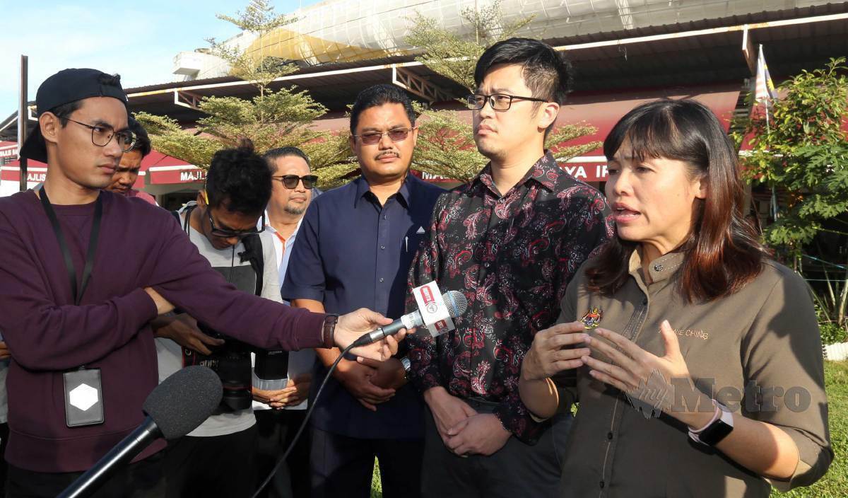 TEO Nie Ching (kanan) pada sidang media selepas sesi Program Walkabout sempena lawatan kerja ke Perak di Medan Selera Stadium Perak, Ipoh. FOTO L. Manimaran