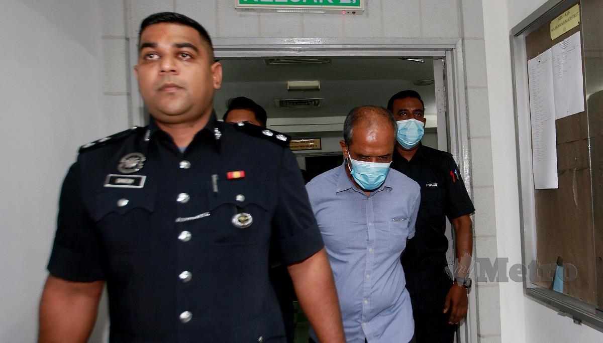 Mohd Asri dibawa ke Mahkamah Majistret Shah Alam dan didenda RM300 selepas mengaku salah atas tuduhan melakukan mudarat awam di sebuah restoran di Subang Jaya awal minggu lalu. FOTO  FAIZ ANUAR 