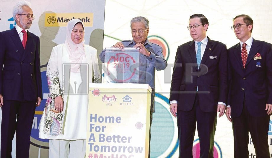 DR Mahathir melakukan gimik perasmian HOC 2019 sambil disaksikan (dari kiri) Raja Kamarul Bahrin, Zuraida, Guan Eng dan Soam di Kuala Lumpur, hari ini. FOTO Zunnur Al Shafiq.