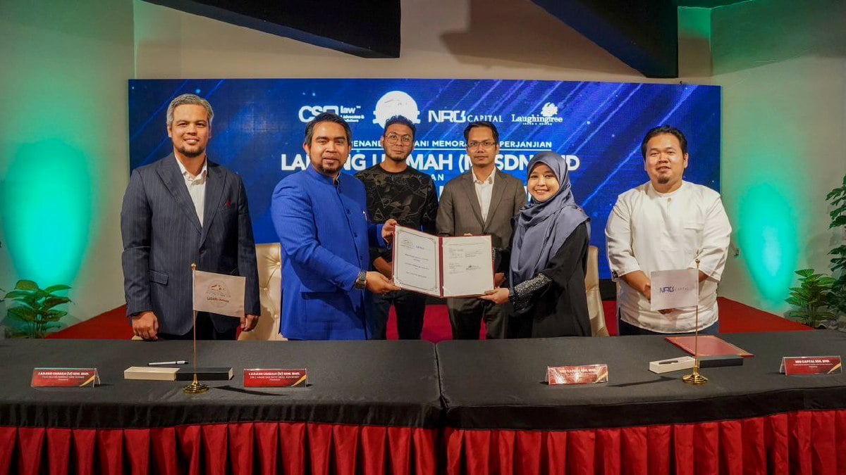 Ahmad Sani  ( duduk dua dari kiri) dan Huda Nur Liana memeterai memorandum perjanjan (MoU) pelaburan bagi tujuan membawa masuk pelaburan sebanyak RM 10 juta sebagai usaha memperkukuhkan industri penternakan ruminan negara.