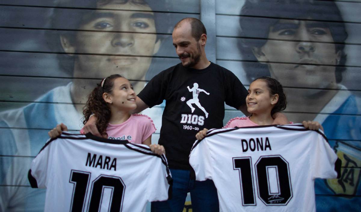PASANGAN kembar yang diberi nama Mara dan Dona sempena nama legenda bola sepak Argentina, Diego Maradona. FOTO AFP