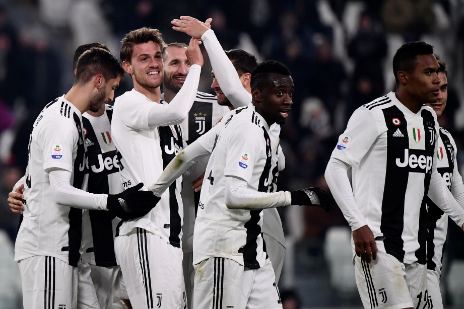 PEMAIN Juventus meraikan kejayaan selepas menewaskan Chievo 3-0. FOTO/AFP