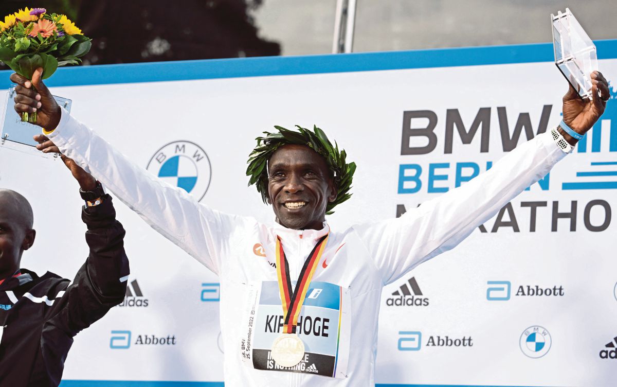 PELARI Kenya, Eliud Kipchoge memenangi Maraton Berlin Marathon dengan memecahkan rekod dunia miliknya sendiri, hari ini. FOTO AFP