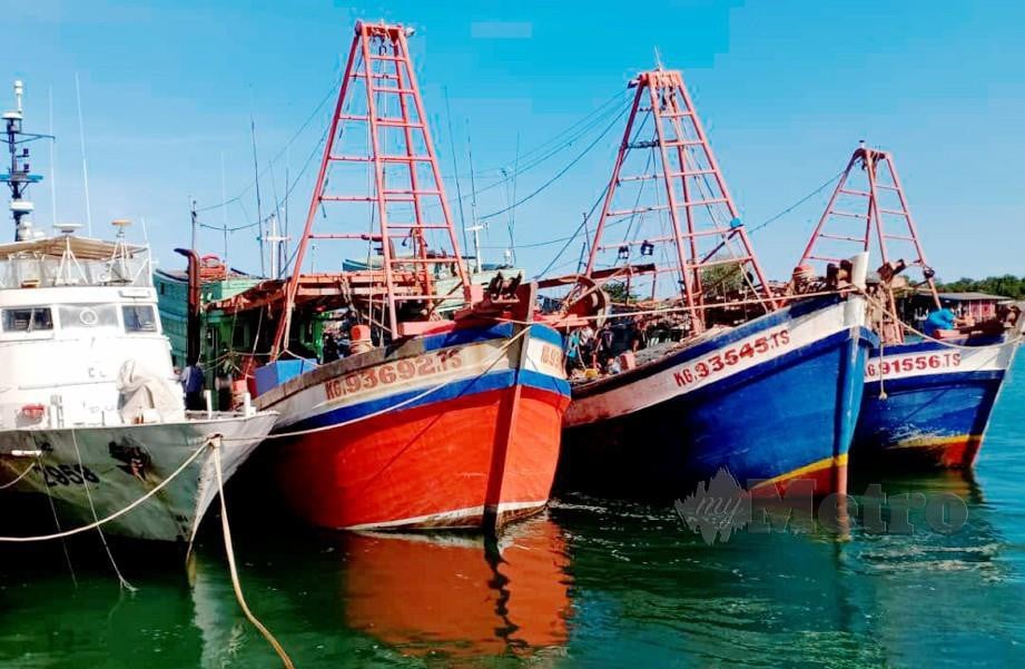 TIGA bot nelayan Vietnam ditahan di APMM Kemaman. FOTO Rosli Ilham