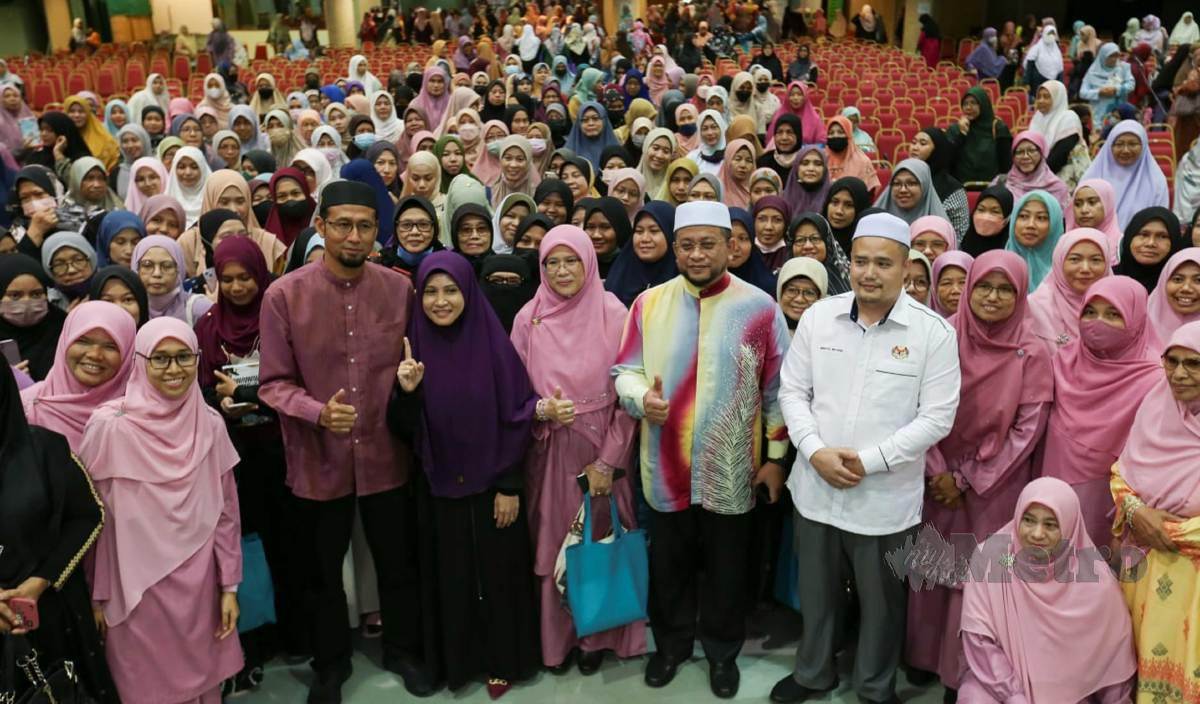 AHMAD Marzuk (tengah) bergambar bersama peserta ketika hadir Majlis Perasmian Program Hari Sayyidatina Khadijah Peringkat Parlimen Pengkalan Chepa di Pusat Tarbiah Islam Kelantan (PUTIK). FOTO Nik Abdullah Nik Omar