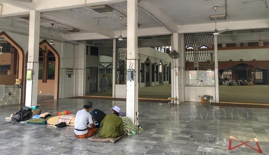TINJAUAN aktiviti jemaaah selepas seorang warga emas positif COVID-19 selepas menghadiri ‘ijtimak tabligh’ di Masjid Seri Petaling, pada 28 Februari hingga 1 Mac lalu. FOTO Aswadi Alias