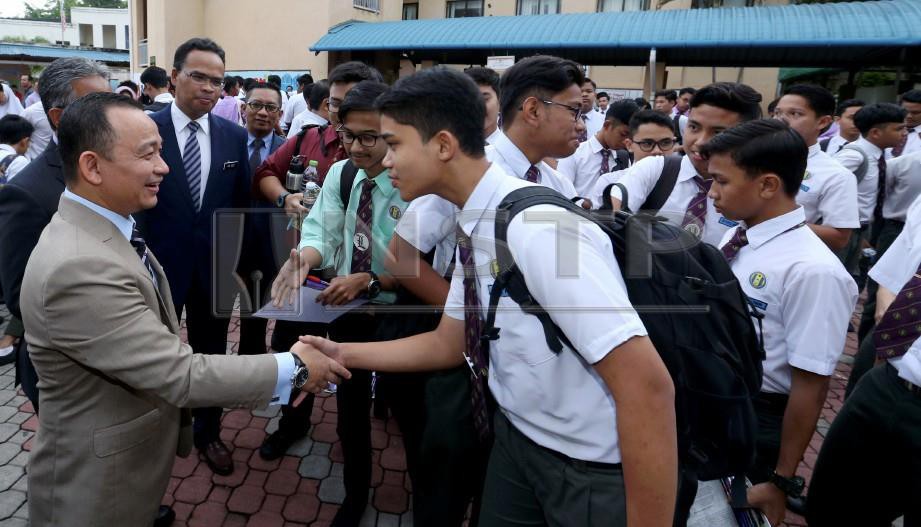 MENTERI Pendidikan, Dr Maszlee Malik bersalam dengan calon yang menduduki peperiksaan Sijil Pelajaran Malaysia (SPM) 2018 di Sekolah Menengah Kebangsaan (SMK) Putrajaya Presint 16 (1). FOTO Ahmad Irham Mohd Noor
