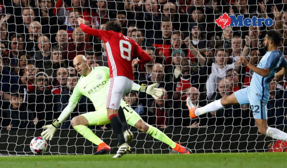 MATA (tengah) jaring gol kemenangan United pada minit ke-54. FOTO  Reuters