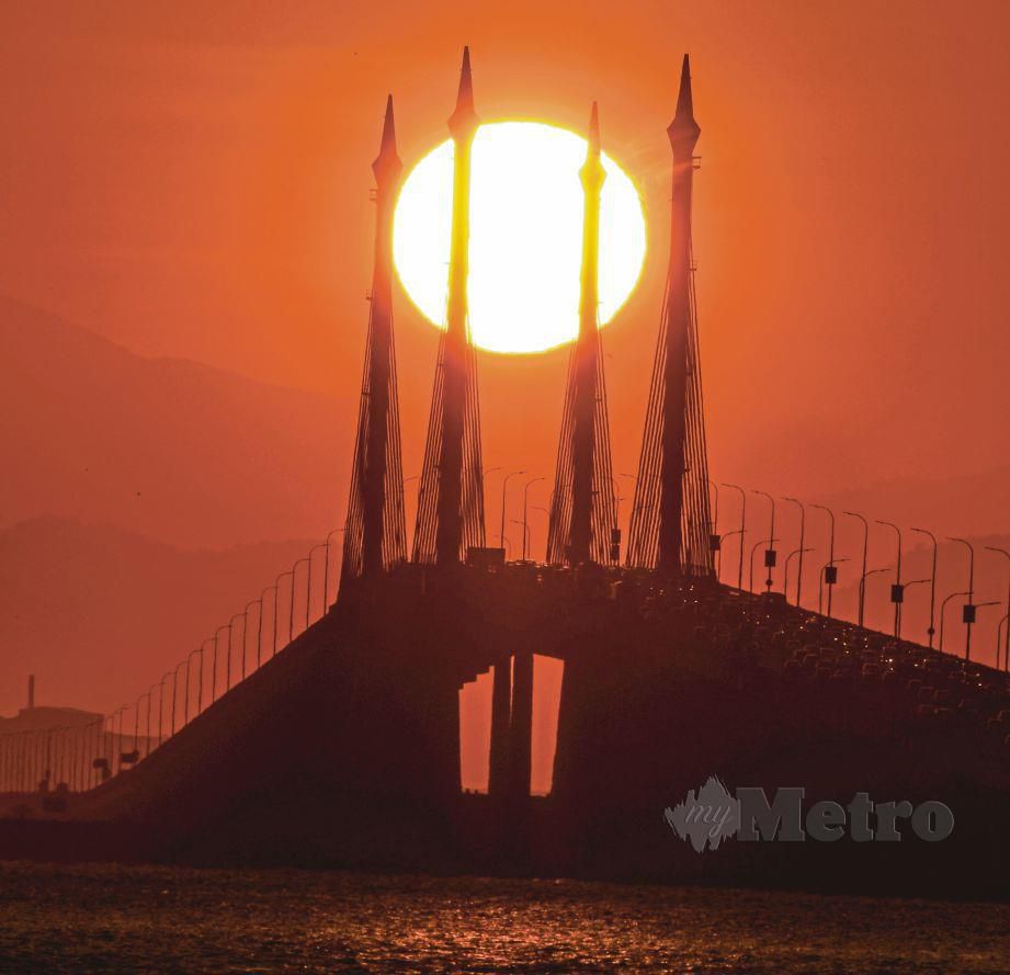 RAKAMAN matahari terbit di Jambatan Pulau Pinang. FOTO Bernama