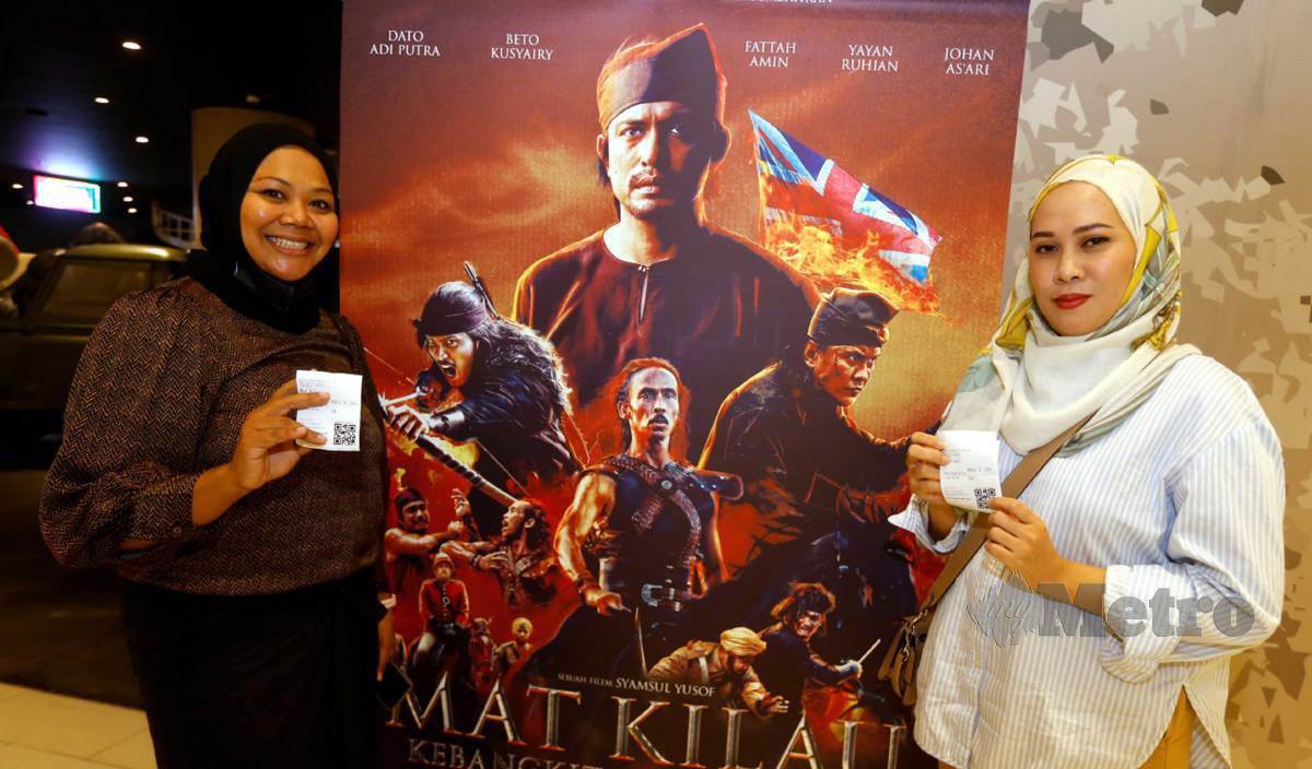 DR Siti Shukhaila (kanan) bersama Marliza ketika Mat Kilau ‘movie night out’ bersama waris cucu cicit Mat Kilau di pusat beli-belah di Subang Jaya. FOTO Hairul Anuar Abd Rahim