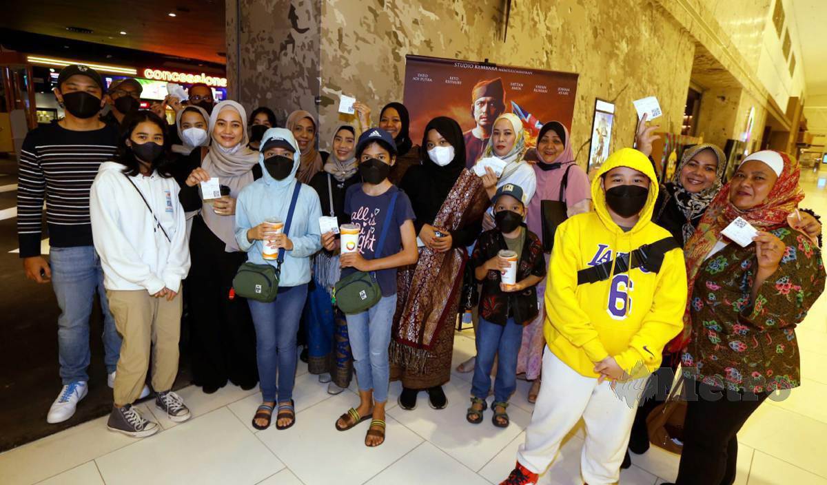 SEBAHAGIAN waris Mat Kilau ketika Mat Kilau ‘movie night out’ di pusat beli-belah di Subang Jaya. FOTO Hairul Anuar Abd Rahim