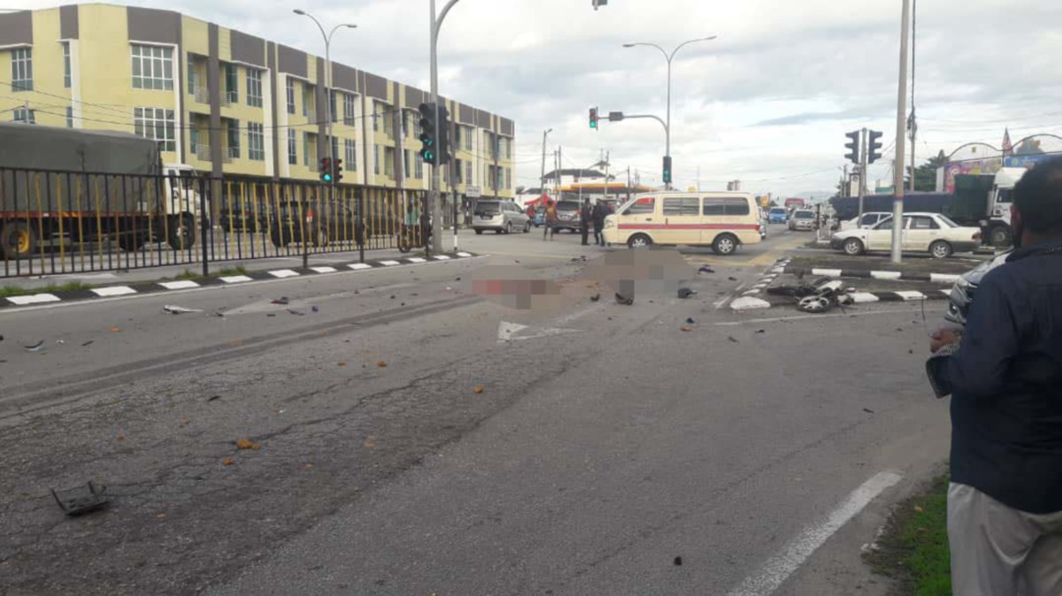 WARGA emas maut dalam keadaan mengerikan apabila digilis lori tanah di KM28.5 Jalan Ipoh-Kuala Kangsar berhampiran lampu isyarat Jalan Lintang pagi tadi. FOTO IHSAN PEMBACA