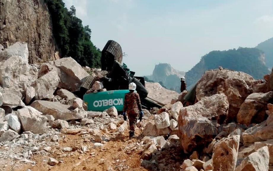 ANGGOTA bomba membantu mengeluarkan mayat lelaki yang maut dihempap batu ketika melakukan kerja-kerja memecah batu di sebuah kawasan kuari di Sungai Raia, Keramat Pulai. FOTO Ihsan Bomba